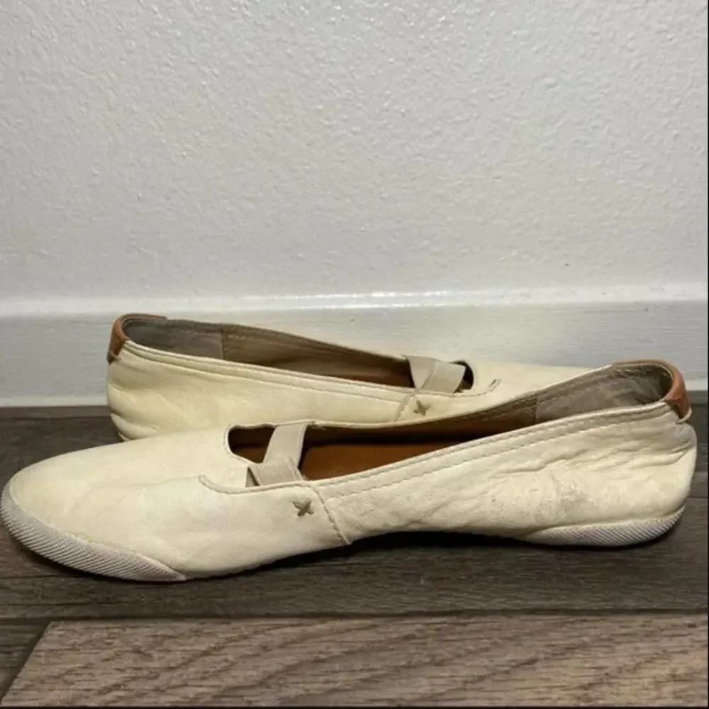 Frye Melanie Slip On Flats 100% Leather Italian Burnished Vintage Cream 9